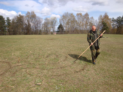 Константин Глушенков строит лабиринт на траве. Литва, Вильнюс, апрель 2014